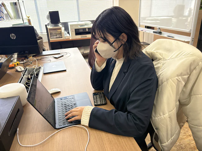 お願いしていく業務は様々ありますが、入社後いっぺんに業務を詰め込むことはありません。慣れていくまで、しっかり先輩が指導しますので自分のペースで業務スキルを習得していって下さいね。