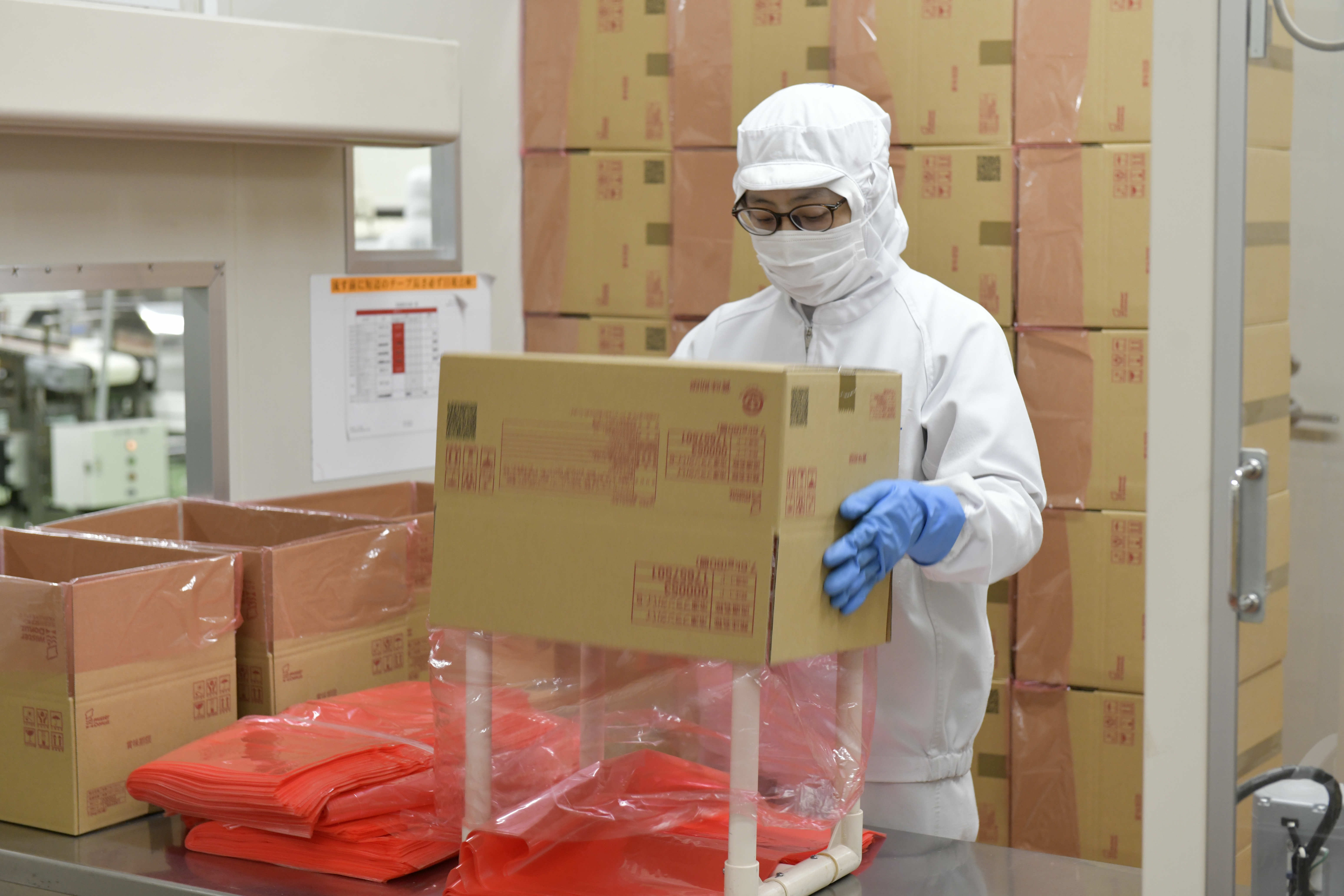 【作業行程をフカボリ⑩】出荷用の箱は、商品毎に分かれています。当日作っている商品の資材を機械にセットし、箱を組み立てます。