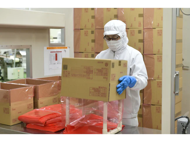 【作業行程をフカボリ⑩】出荷用の箱は、商品毎に分かれています。当日作っている商品の資材を機械にセットし、箱を組み立てます。