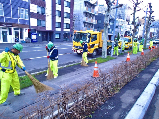 【夏期】道路に落ちている障害物の収集や除去、大きく道路に張り出した枝や雑草の除去、排水溝の詰まりを防ぐメンテナンス、清掃作業車を使った清掃業務等をお願いします。