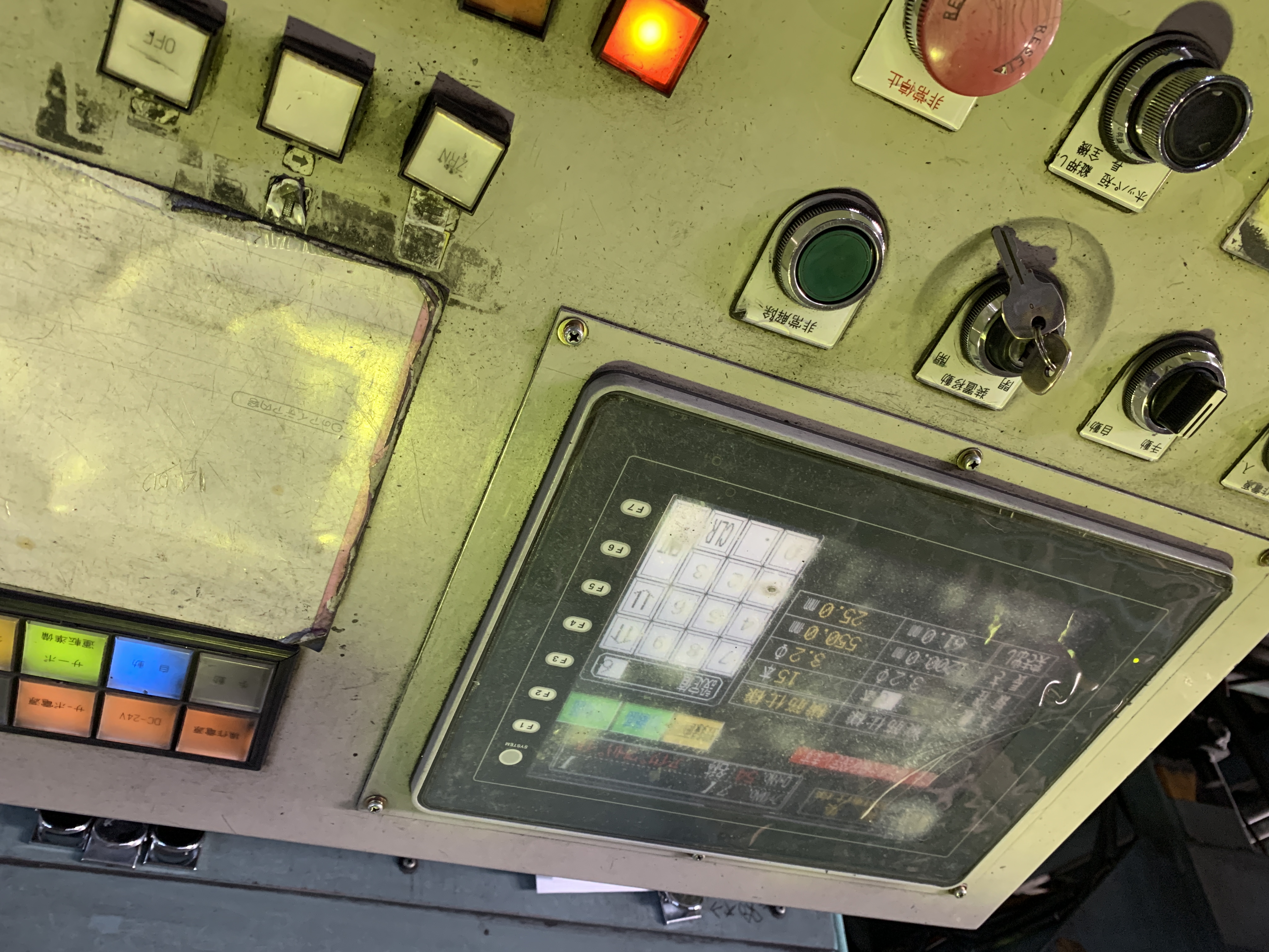 ＜仕事の流れ②＞
指示書や図面に沿ってサイズや本数などデータを入力→スイッチオンで機械が動き出します。