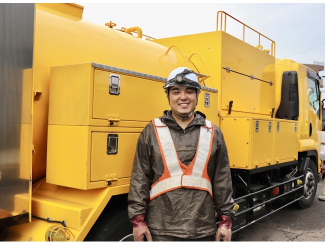 入社5年目/大型車両の操作を任されることが増え、今は穿孔機という穴を空ける機械の操作や整備も任せてもらっています!様々な大型車両を扱える面白さがあり、これからも専門性を高めていきたいです。