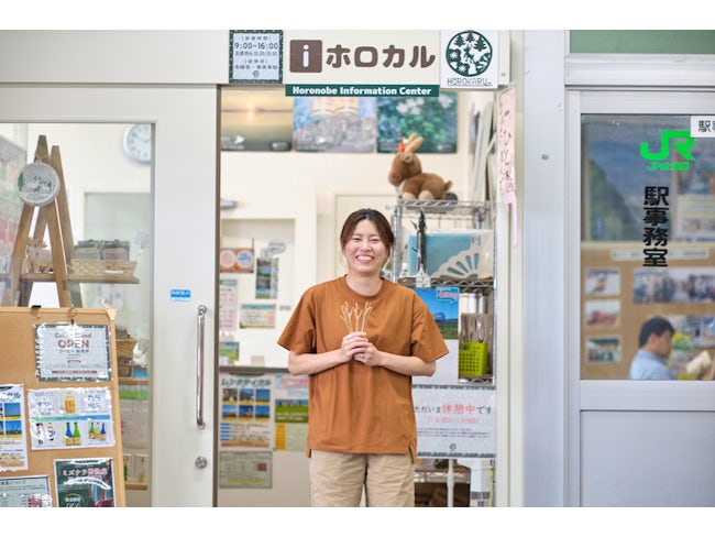 幌延駅内の移住情報PR支援センター「ホロカル」にて勤務しながら、まちのパン屋さんで製造と販売に携わる協力隊員の上野さん。パンの商品開発のほか、ホロカルで販売する町の特産品作りなども行っています。