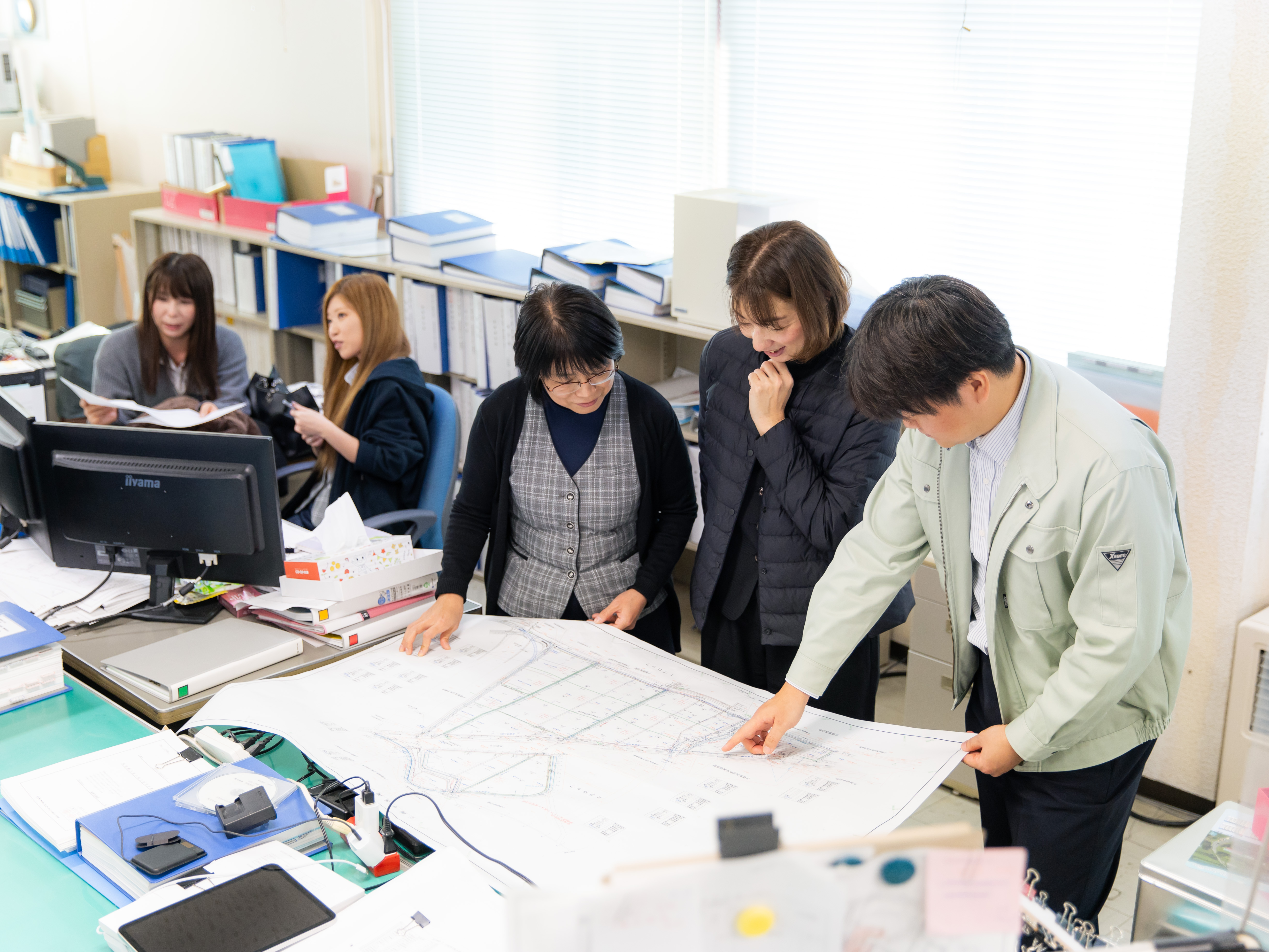 ベテラン陣には「若手に教える意識」「協力し合う大切さ」を徹底。打ち合わせには必ず2人1組で伺うことで安心感につながったり、なぜこの業務が必要か背景から伝えることで理解力につながっています。