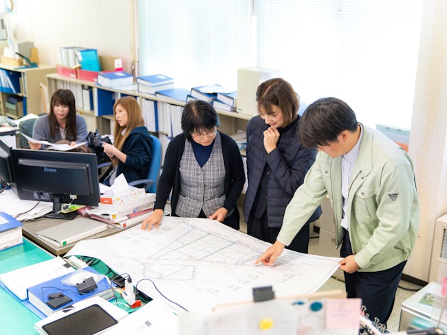 ベテラン陣には「若手に教える意識」「協力し合う大切さ」を徹底。打ち合わせには必ず2人1組で伺うことで安心感につながったり、なぜこの業務が必要か背景から伝えることで理解力につながっています。