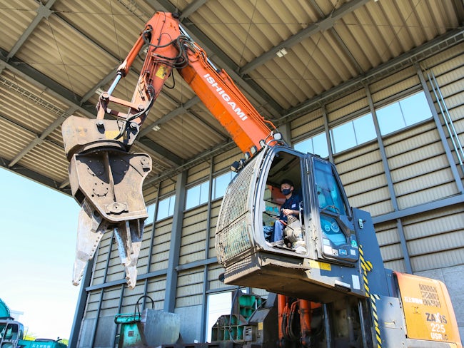 <石上車輌はリサイクルの会社①> この大きな機械で車を解体しています。 解体したボディは、プレス機械により鉄材の固まりとなります。 鉄材もまた次の資源へと生まれ変わります。
