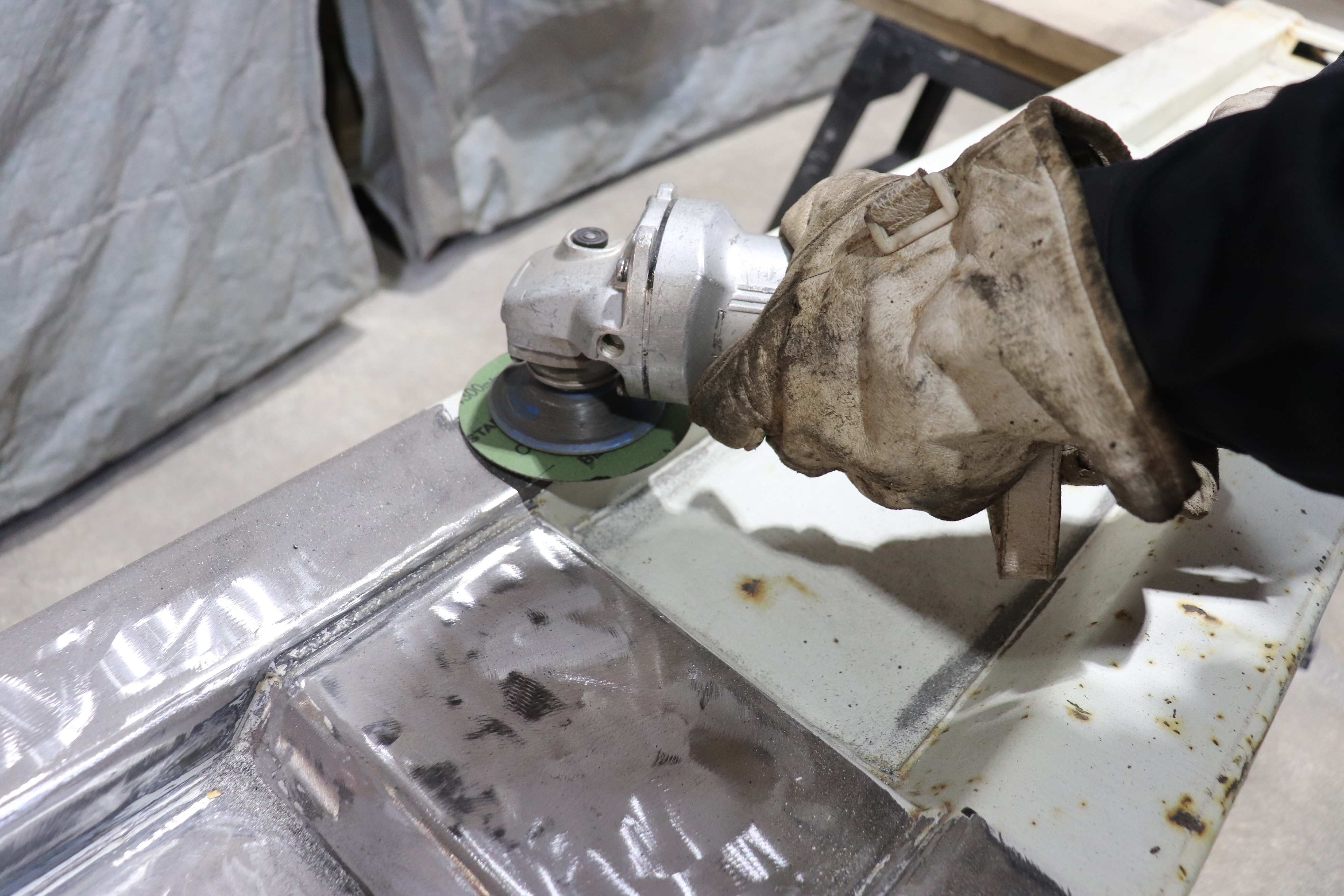 ＜仕事の流れ②＞取り外した後、古くなった塗装を剥がしたり削る作業をしていきます。古い車両をレストア（再生）するとても大切な作業です。