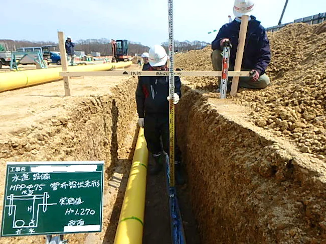 上水道や下水道、ガス管などを地中に埋めていく作業を「埋設配管」といいます。建物などに配管する「建築配管」と比べると平易な作業なので、未経験の方はここからスタートするのが一般的です。