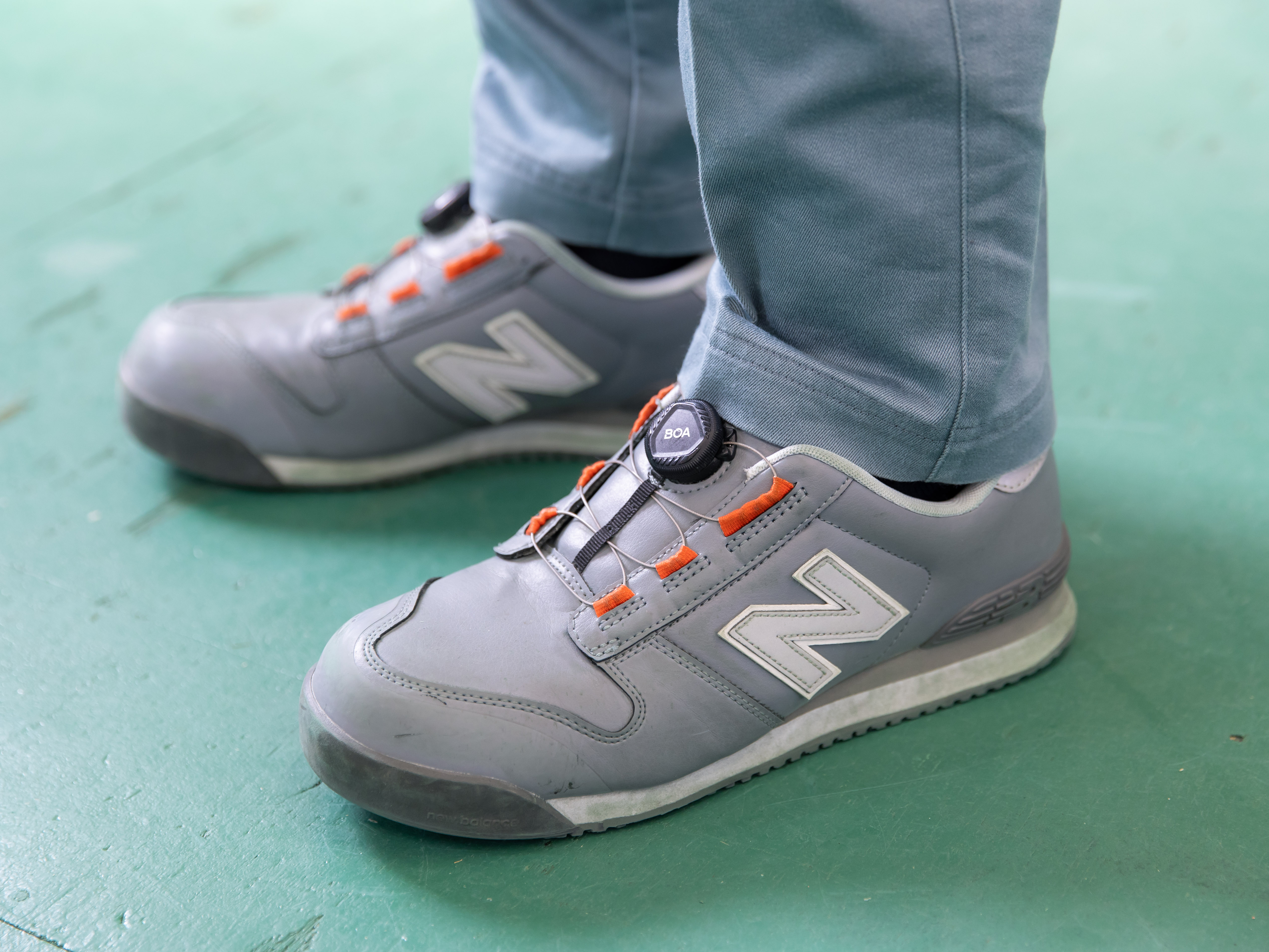 制服だけでなく、足元までこだわるのが当社の自慢！「カッコいい作業靴」の貸与は、スタッフからも大好評です。見た目の良さはもちろん、抜群の動きやすさで日々の業務を徹底サポート。