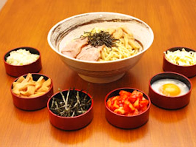 「一度食べたら忘れられない味」
当店の油そばは、「スープの無いラーメン」。
お酢とラー油をかけて一気に混ぜて食べる。絶妙な辛さ・酸味・塩気でトッピングをすればさらに絶妙な味です。