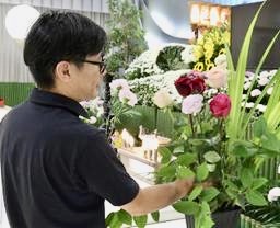 スタッフは現在4名。公休の中でも、休みは希望を考慮しながらシフトを組んでいます。シフトの中での土日休み、ご家族の用事などでのお休みや連休も可能。有休の取得率も高く、公休とつなげてお休みもできます。