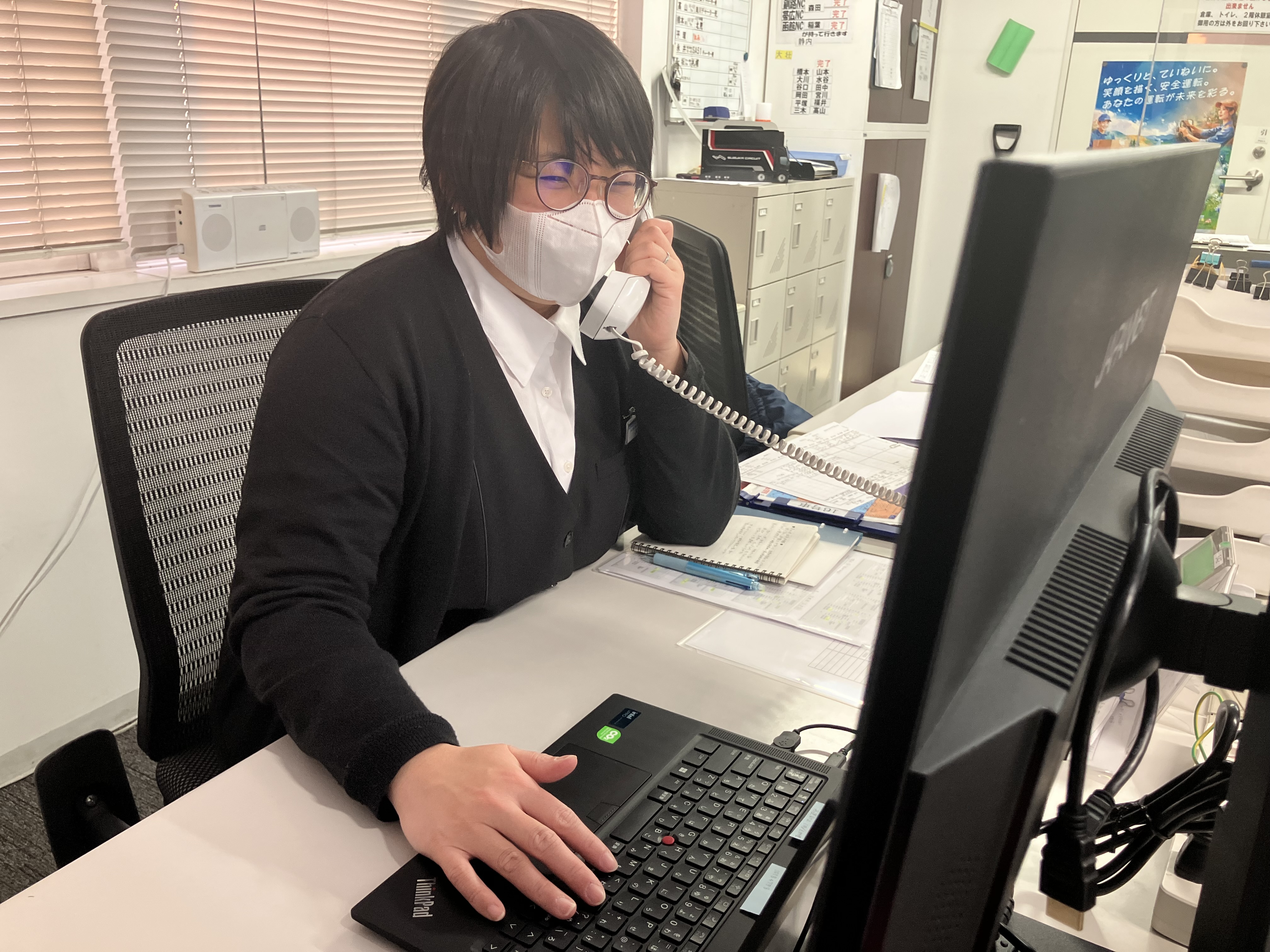 ＜電話応対＞グループ内の連絡が多い事務所なので、社内での取り次ぎがメインになります。