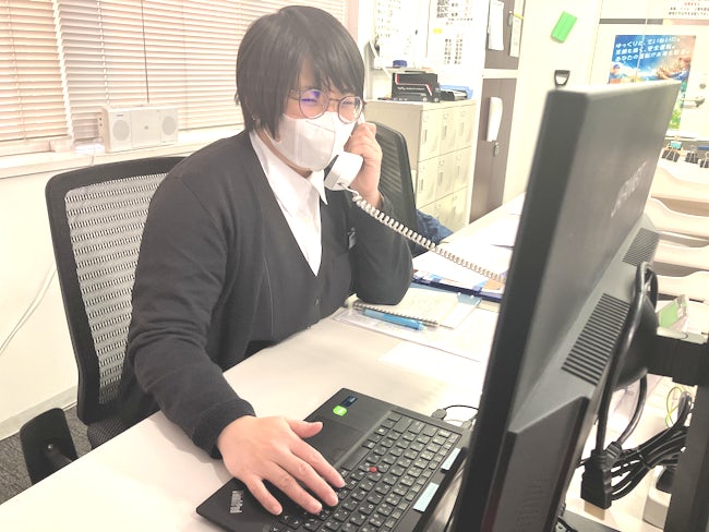 <電話応対>グループ内の連絡が多い事務所なので、社内での取り次ぎがメインになります。