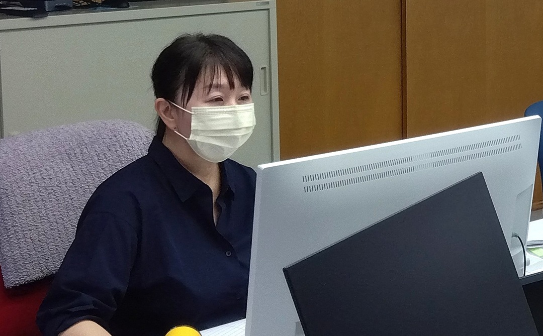 スタッフにはPCとモニターを各1台貸与し、作業の効率化を図っています。メインの会計ソフトは「弥生会計」で、顧問先様の業種によっては他ソフトを使用する場合もあります。