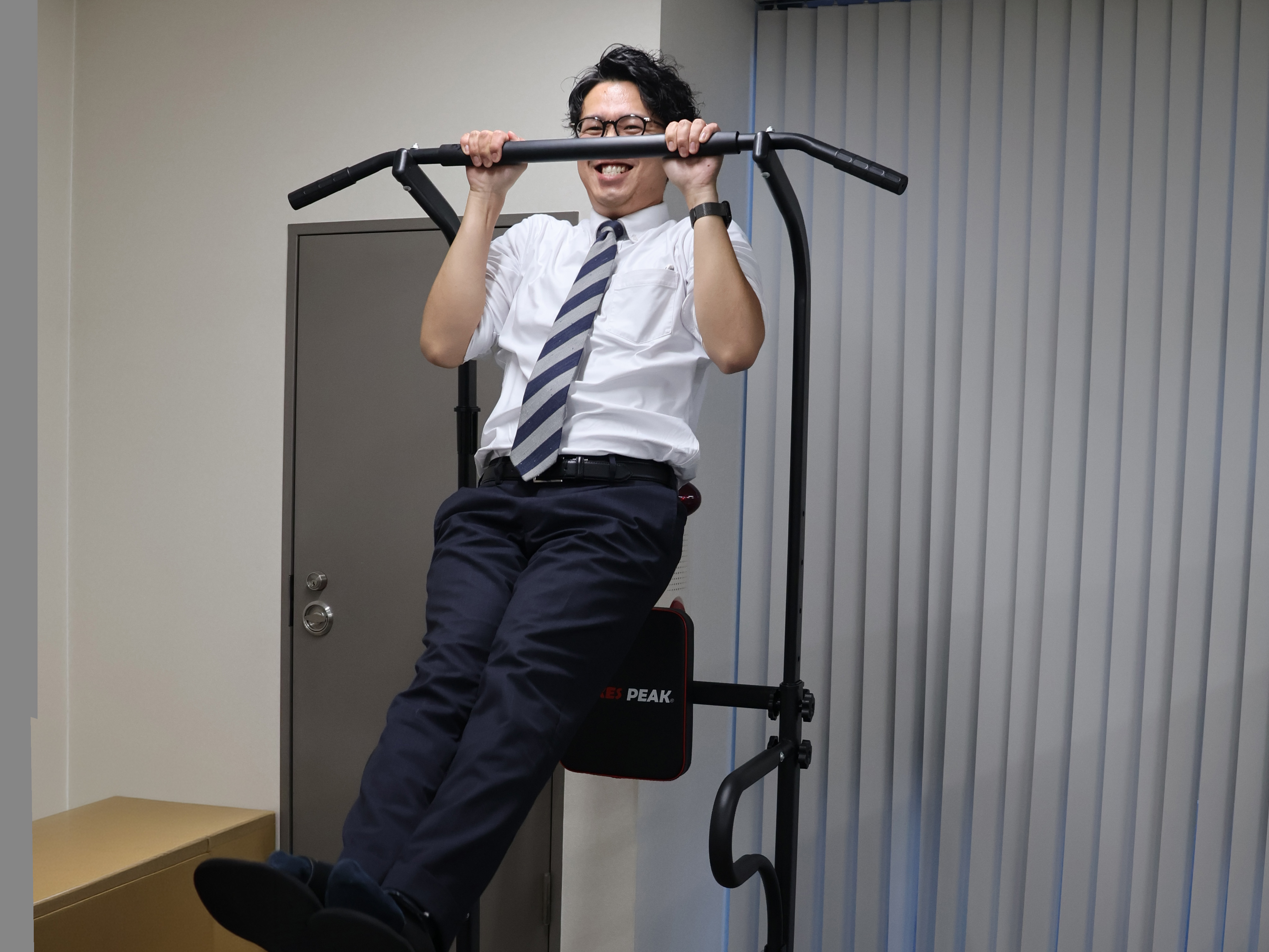 昼休みにはぶら下がり健康器でリフレッシュ！無になってぶら下がっているといいアイデアが生まれることも？？ついつい懸垂してしまうスタッフもいますが、フットワークよく活動するためには健康が一番です。