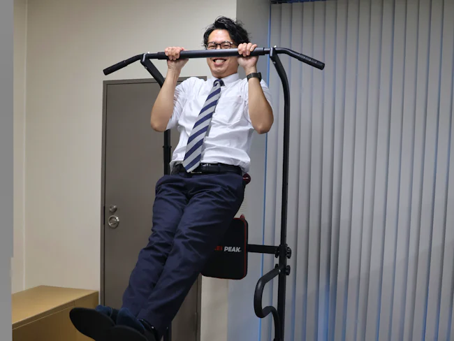 昼休みにはぶら下がり健康器でリフレッシュ!無になってぶら下がっているといいアイデアが生まれることも??ついつい懸垂してしまうスタッフもいますが、フットワークよく活動するためには健康が一番です。