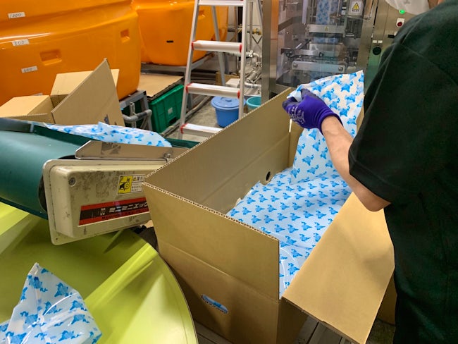 こちらは、専用機械から出来上がって流れてきた保冷剤をキャッチして、箱に梱包している作業の写真です。
このような梱包作業などもございます。