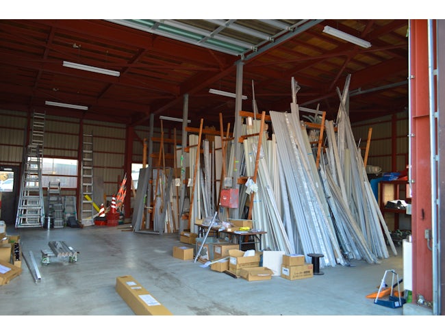 営業所の奥には倉庫が併設しています。