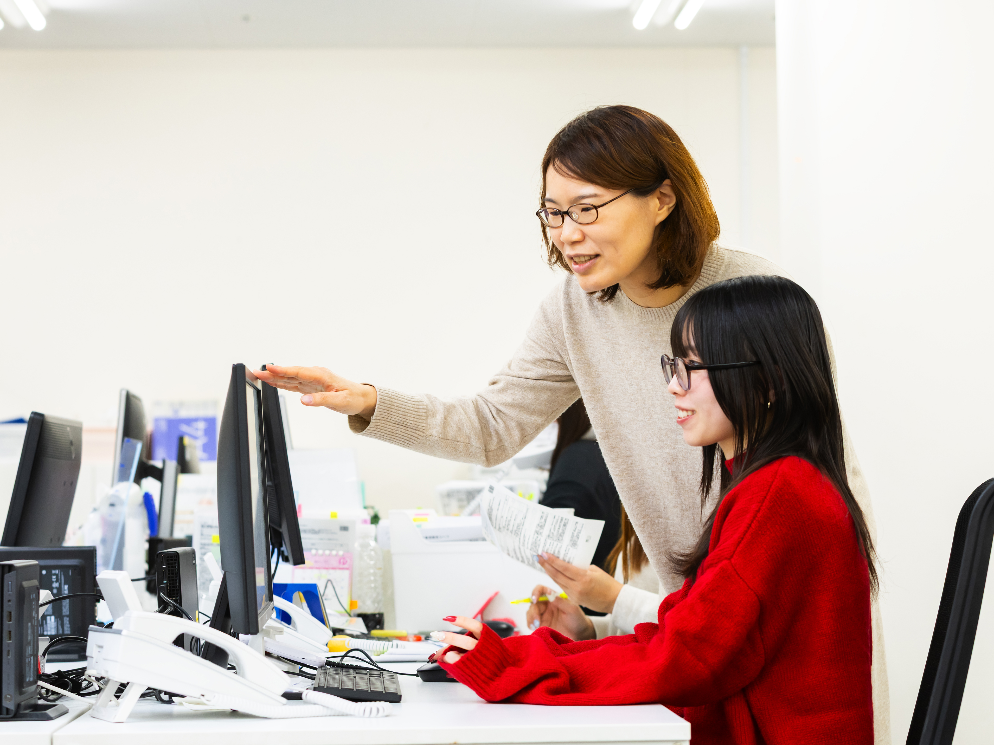 入社後はOJT研修にて、業務習得を目指していただきます。その後、スケジュール管理・チームメンバーの業務調整・本社との連携など、管理業務についても順番に覚えていただきます。