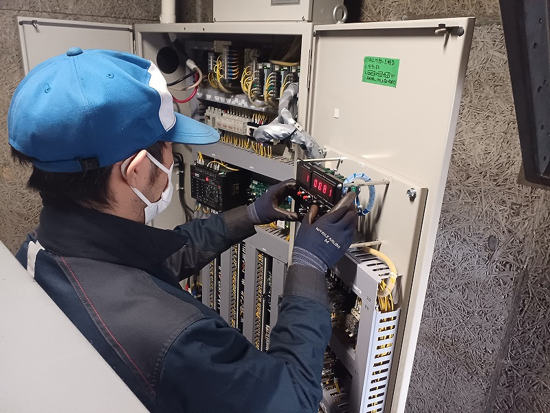 動作時のエラーチェックをしている様子です。異常がある場合、これをもとに点検項目を設定することもあります。1現場の作業は約1時間くらい。基本は点検作業と注油作業です。