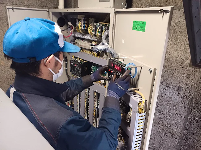 動作時のエラーチェックをしている様子です。異常がある場合、これをもとに点検項目を設定することもあります。1現場の作業は約1時間くらい。基本は点検作業と注油作業です。