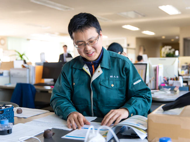 一日の配送を終え、事務所に戻って売上管理。ベンディング部の午後は、自分の裁量で進められる穏やかな時間です。適度な距離感があるからこそ、気兼ねなく自分の仕事に集中できる。そんな気楽さが魅力です。