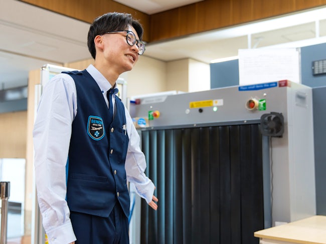 今活躍しているスタッフはスーパーなどの民間企業や、自衛隊・警察など、元はバラバラの業種に勤めていた方々。
高校卒業と同時に入社し、社会人経験も警備業経験も0からスタートしているスタッフもいますよ!