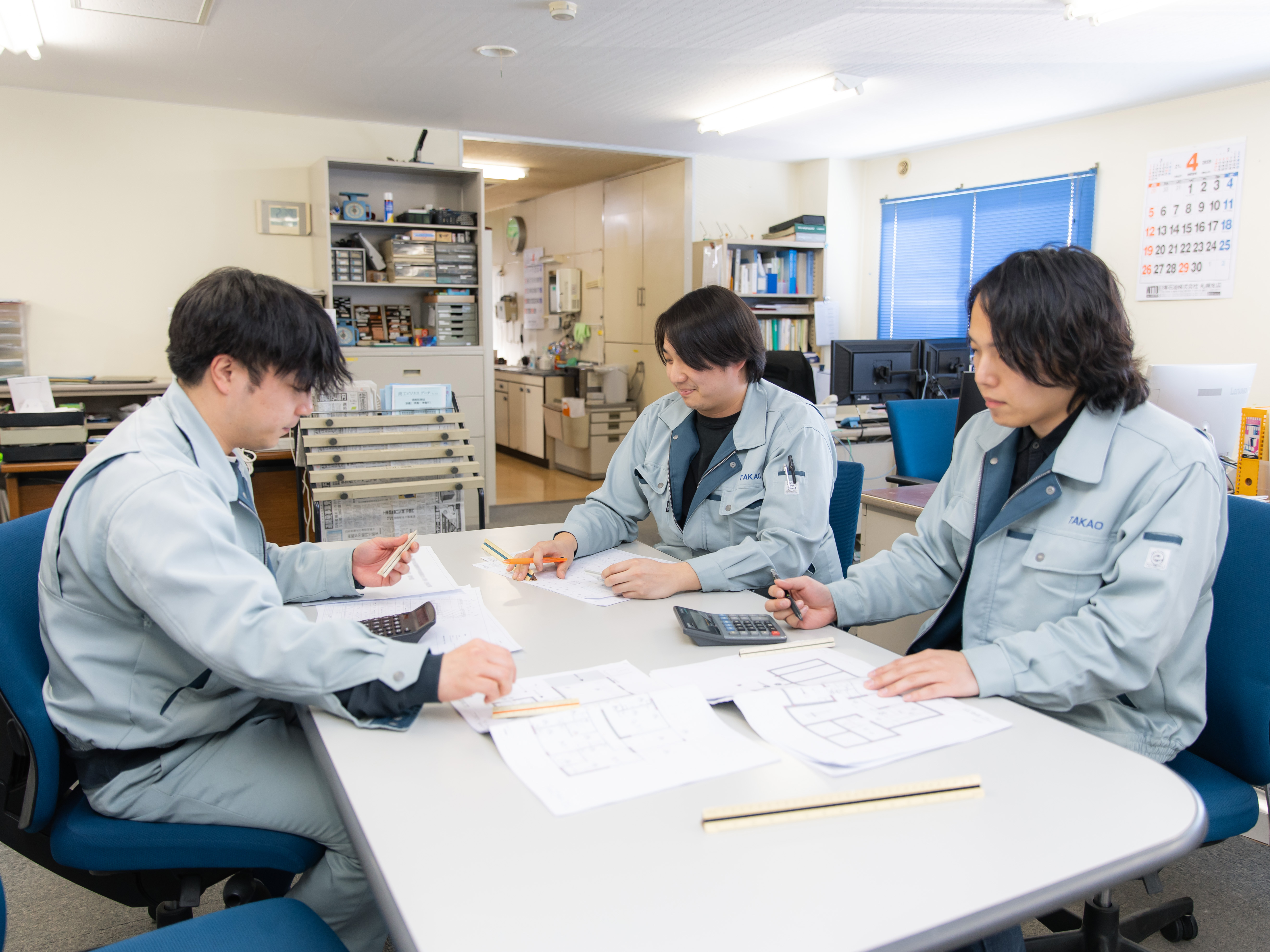 建築石材事業部は現在9名。（50・60代4名、40代1名、20・30代4名）
この先引退するベテランのノウハウを引継ぎ、近い将来、伸び盛りの20・30代の若手社員を引っ張っていく存在として期待しています。