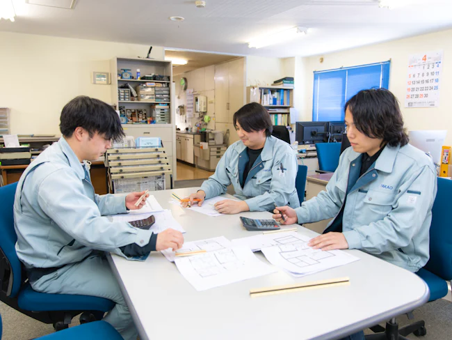 建築石材事業部は現在9名。(50・60代4名、40代1名、20・30代4名)
この先引退するベテランのノウハウを引継ぎ、近い将来、伸び盛りの20・30代の若手社員を引っ張っていく存在として期待しています。