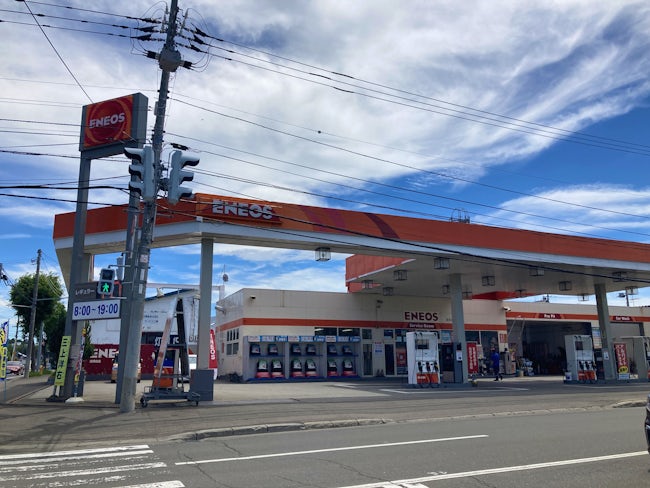 西岡の住宅地にある当店は、裏に広い駐車場があるので車通勤ももちろんOK!ガソリンを社員価格で入れていただけるので、帰りにガソリンをいれて帰るスタッフも♪