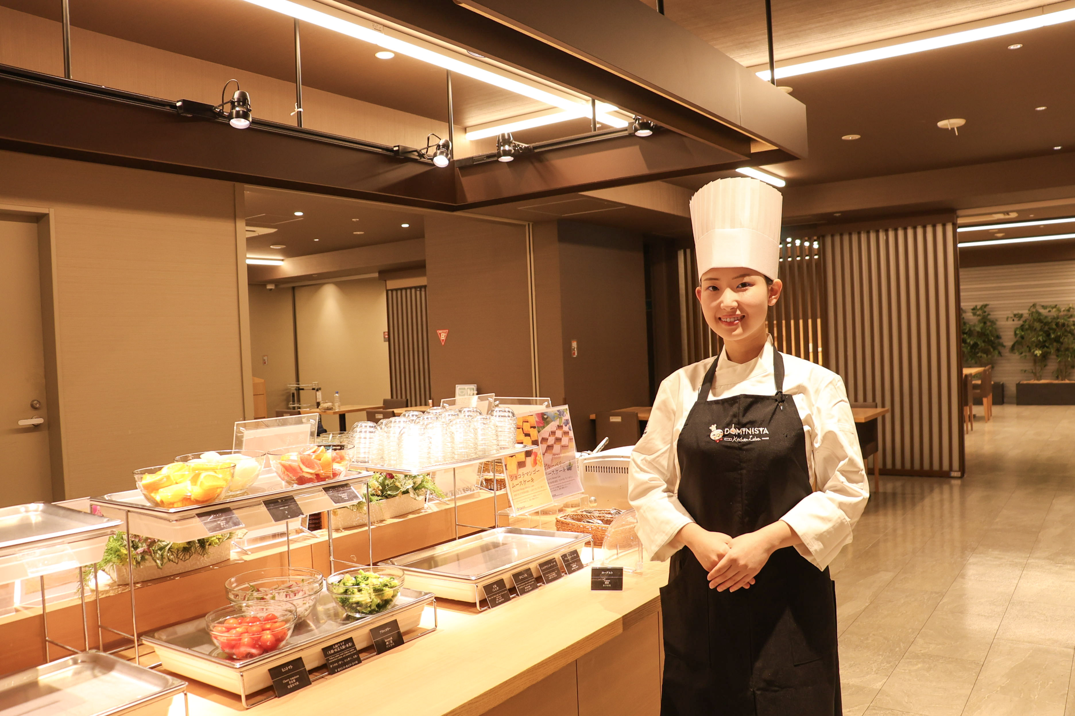 ドーミーインはバイキング形式の朝食会場を備えています。料理の種類豊富さはお客様からも大好評です。「美味しかったよ」「ドーミーインの朝食が楽しみだからいつも利用しているよ」の声がやりがいです。