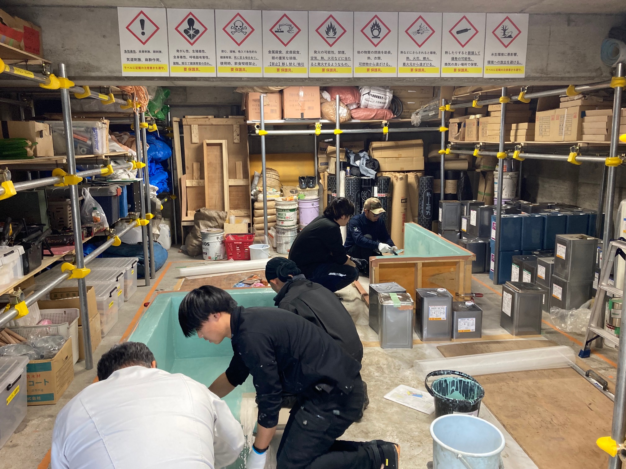 ＜他社職人との防水技術交流会の様子＞技術を身につけてほしいので、社員教育にも力を入れています。空いている時間や現場が終わった後（残業扱い）で練習することもできます。先輩スタッフも丁寧にお教えします！