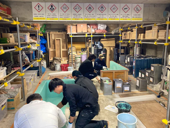 <他社職人との防水技術交流会の様子>技術を身につけてほしいので、社員教育にも力を入れています。空いている時間や現場が終わった後(残業扱い)で練習することもできます。先輩スタッフも丁寧にお教えします!