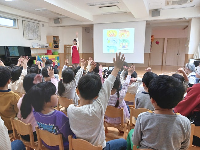 保育園や幼稚園、小学校にて健康教室やイベント等を行い、乳酸菌の有用性や排便の重要性を伝える活動を行っています。