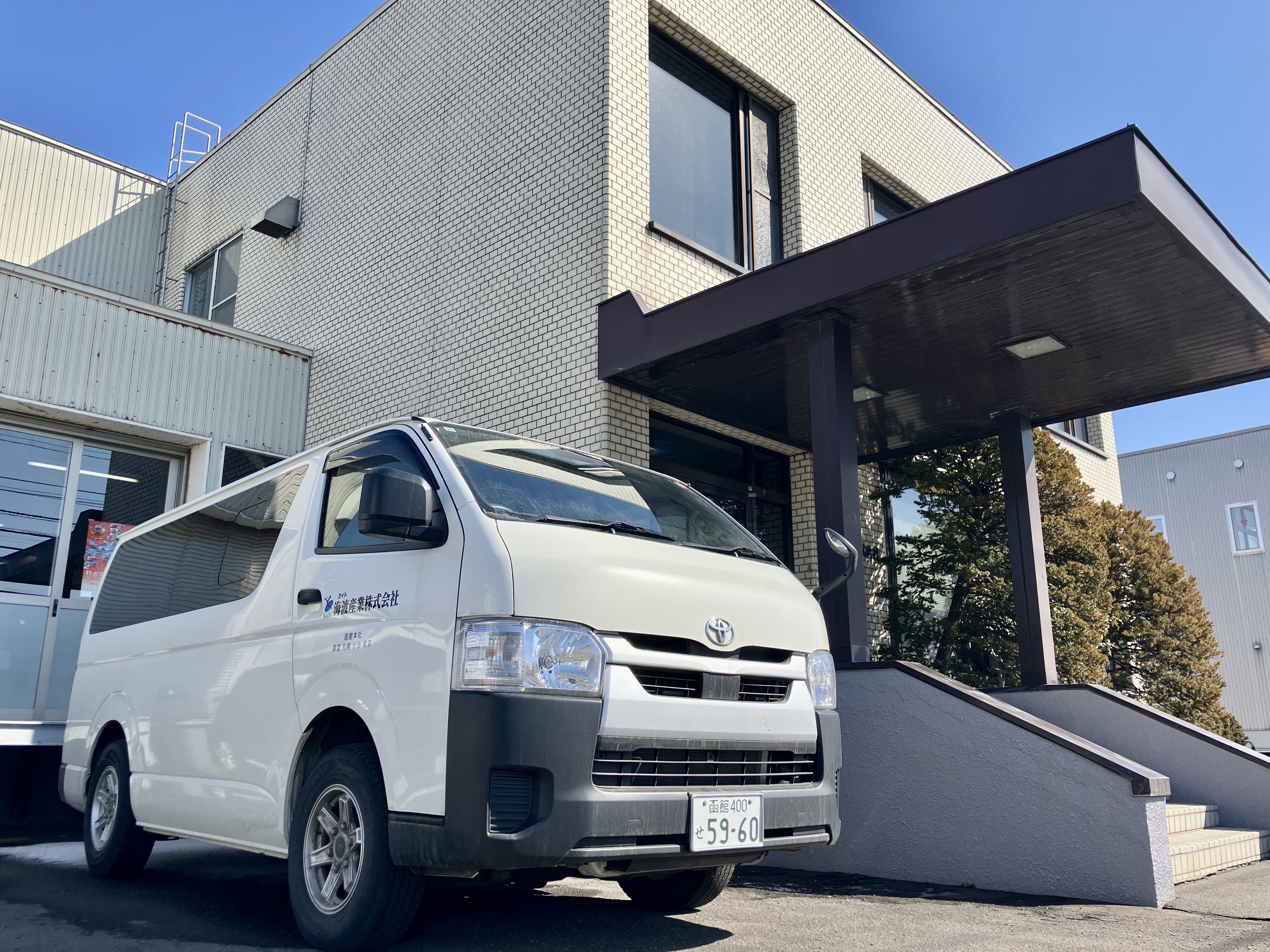 メーカーの機器ですが、自社である程度までメンテナンスや修理対応していることも当社ならではの特徴です。
自動車整備士など機械や部品に触れていた方であればスムーズに慣れることができると思います。