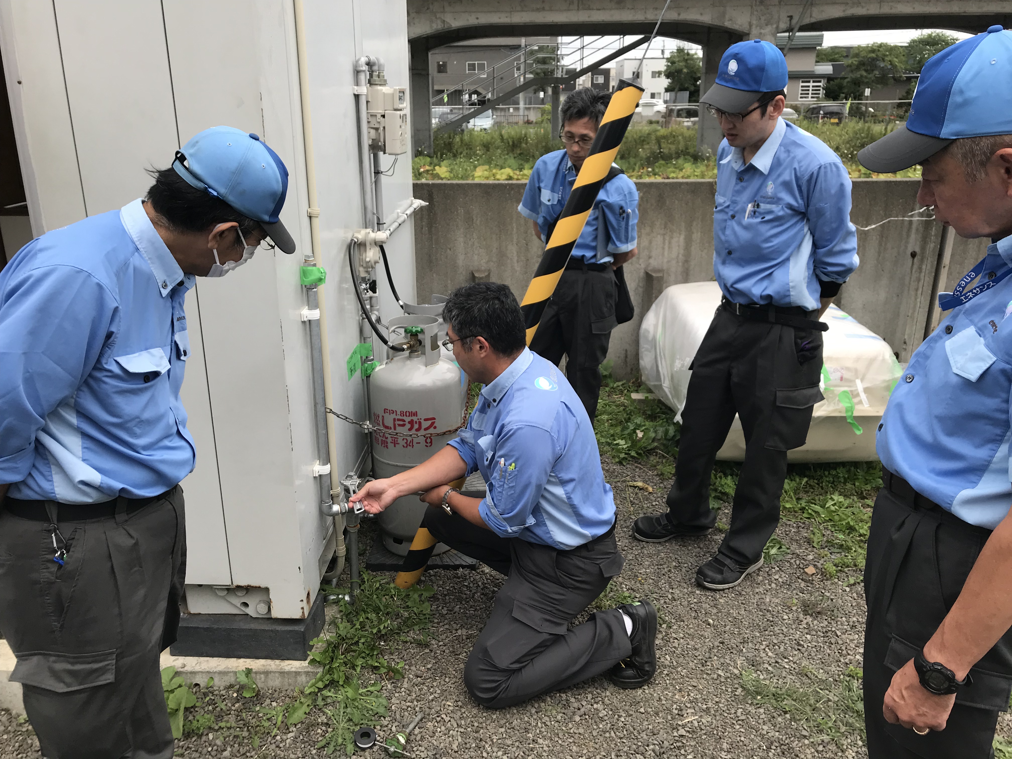 入社後はガスを発生する仕組みを学んだり、実際に現場を見て役割の確認などを行います。検査･点検の仕方や器具の使い方の研修もあり､手厚いサポート体制が整っています。