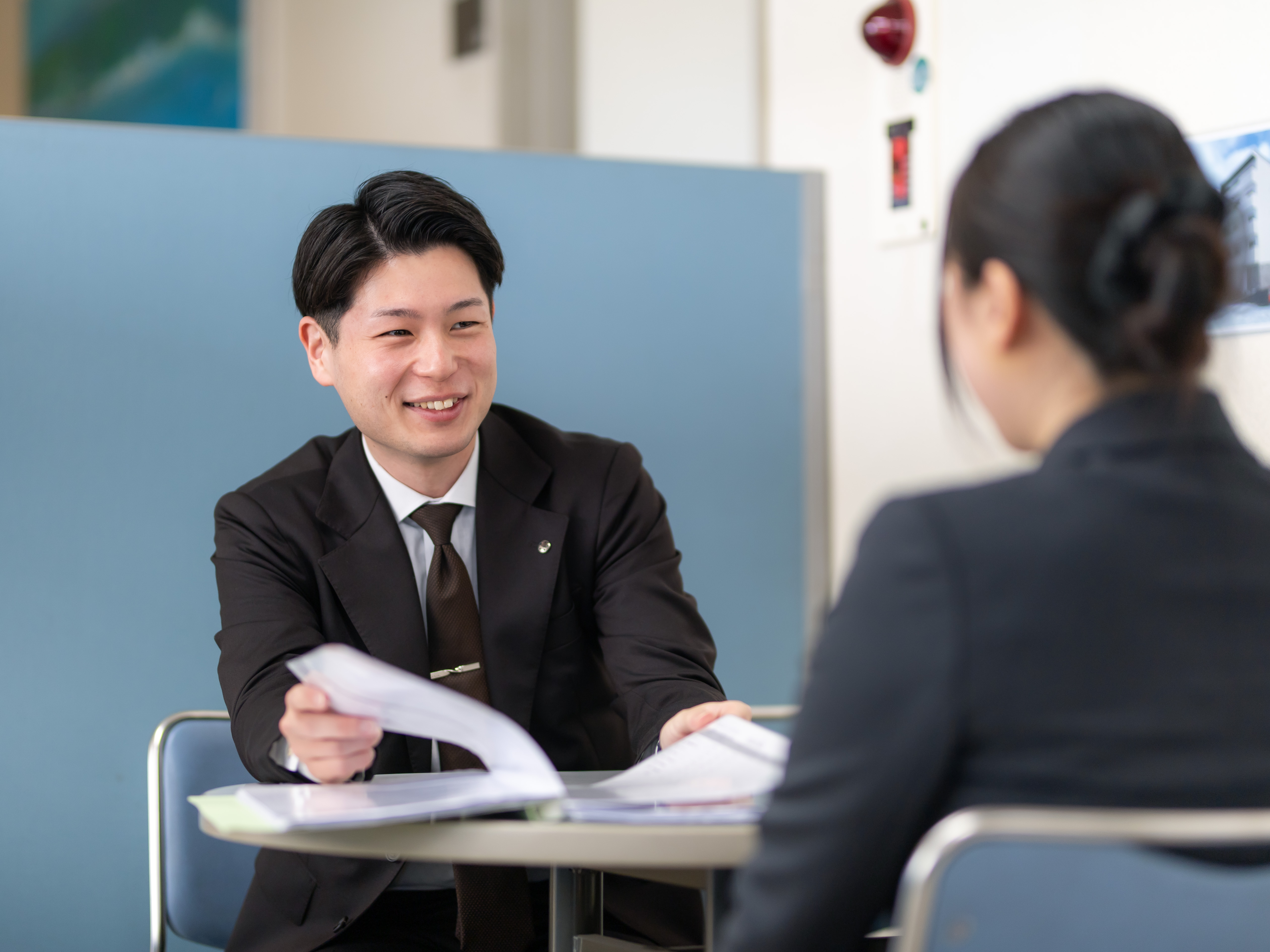 休憩スペースでは「Netflix」の話題で盛り上がることも（笑）。健康経営優良法人として、社員の心身の充実を第一に考えています。老舗の安定感と、新しい制度。その両方が、私たちの働きやすさの理由です。