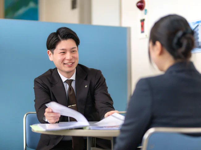 休憩スペースでは「Netflix」の話題で盛り上がることも(笑)。健康経営優良法人として、社員の心身の充実を第一に考えています。老舗の安定感と、新しい制度。その両方が、私たちの働きやすさの理由です。