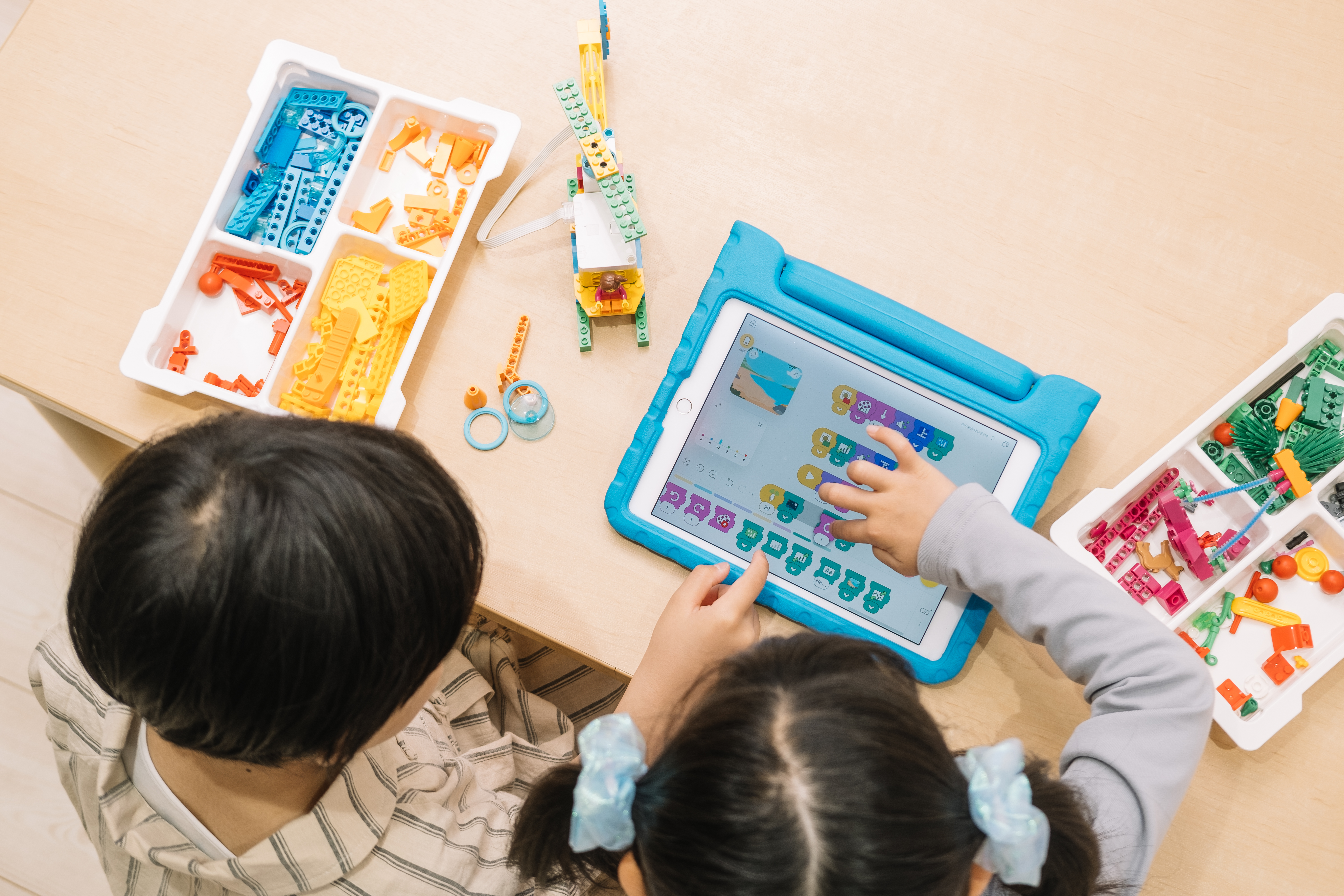 「遊びの中に学びがある」。そのような考えのもと、自分たちで実験しながら、重力などの物理的な知識や、経験から予測する力など、ハンズオン知育を通じて学びを育みます。