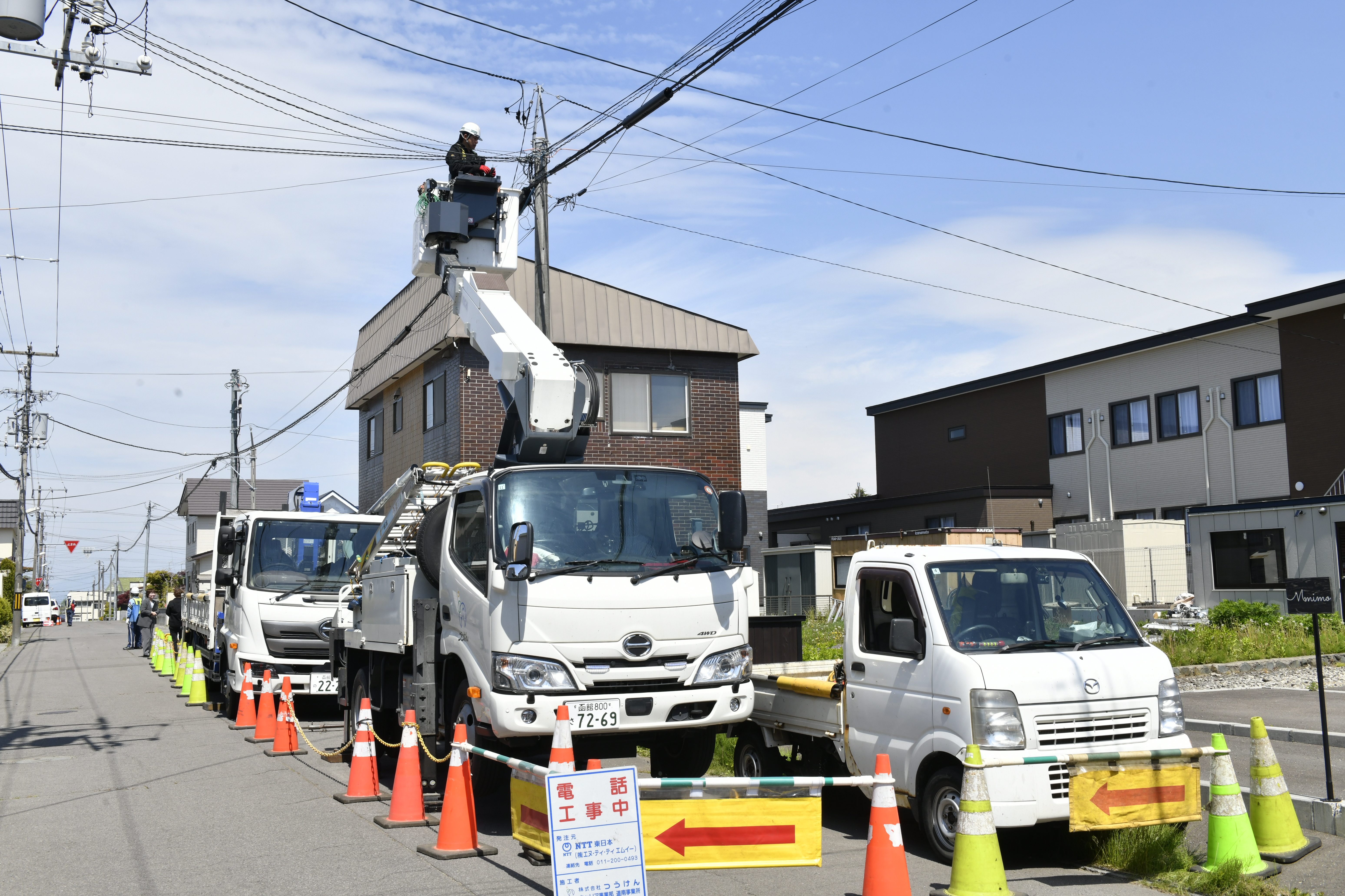 住宅街での電柱工事風景です。この現場では、古くなった電柱を強度の強い新しい電柱に入れ替える工事を行いました。この後に続くほかの写真で具体的な作業内容についてご説明していきます。