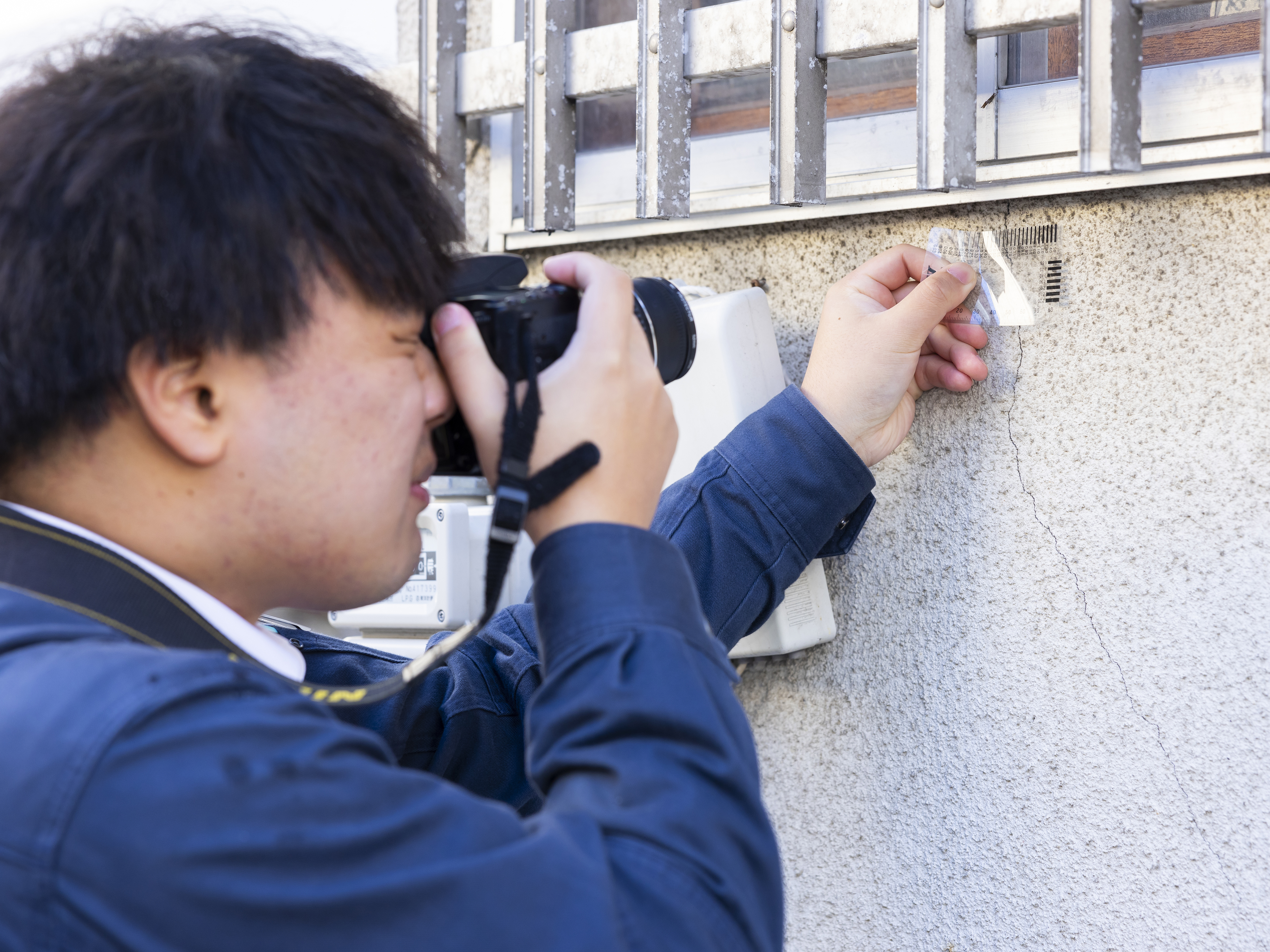 ＜調査風景＞
外壁の材質や設備、小さなヒビなども細かくチェックしていきます。入社してきたスタッフはほとんど未経験からスタートしているので、道具の名前も分からないという状態でも問題ありません。