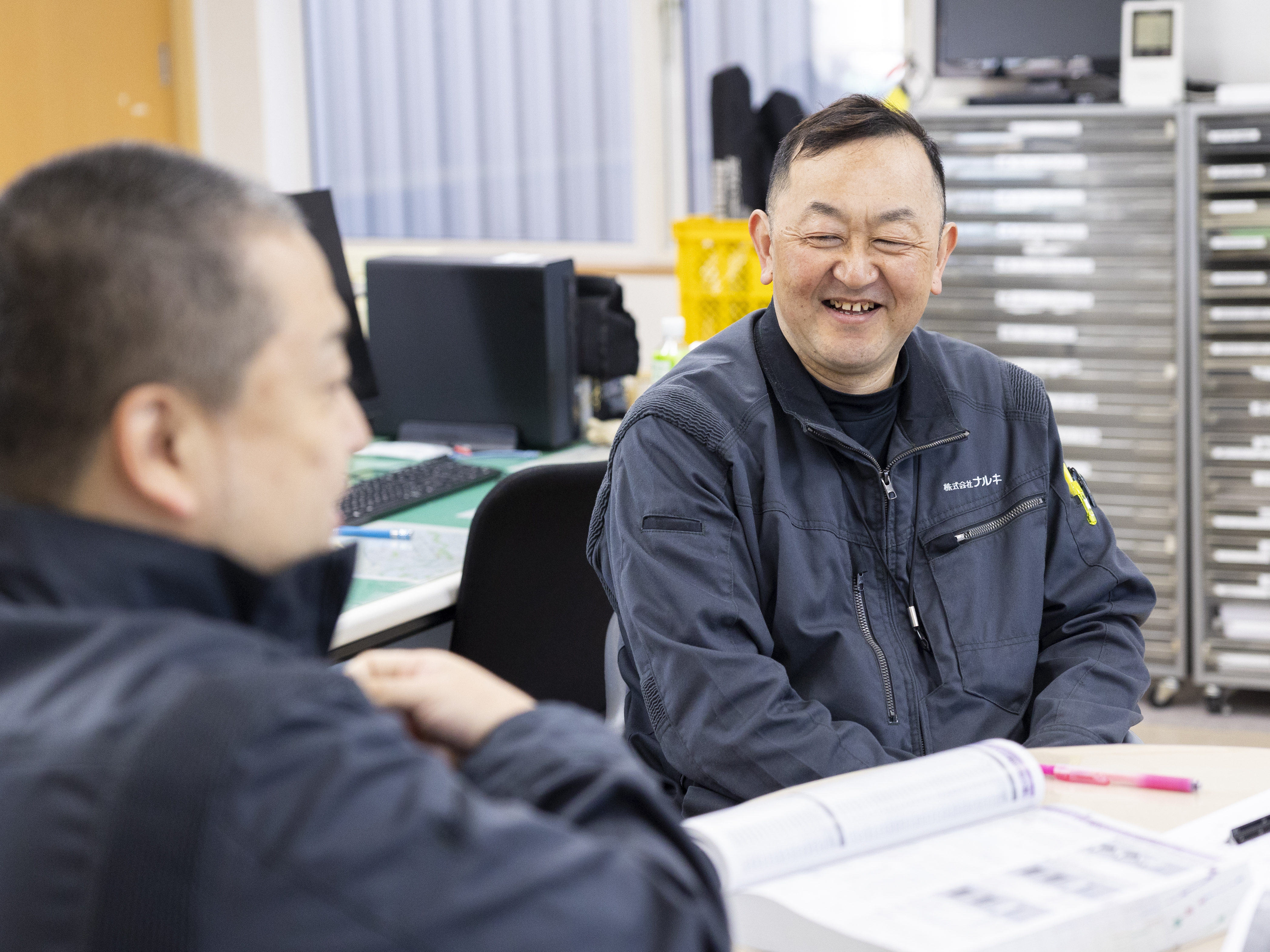 業務の7〜8割がほくでんグループの北海電気工事からの依頼です。長年の信頼もあり、業務量は安定しています。現地での測量から設計。申請、施工、メンテナンスまでワンストップで手掛けられるのも強みの1つ。