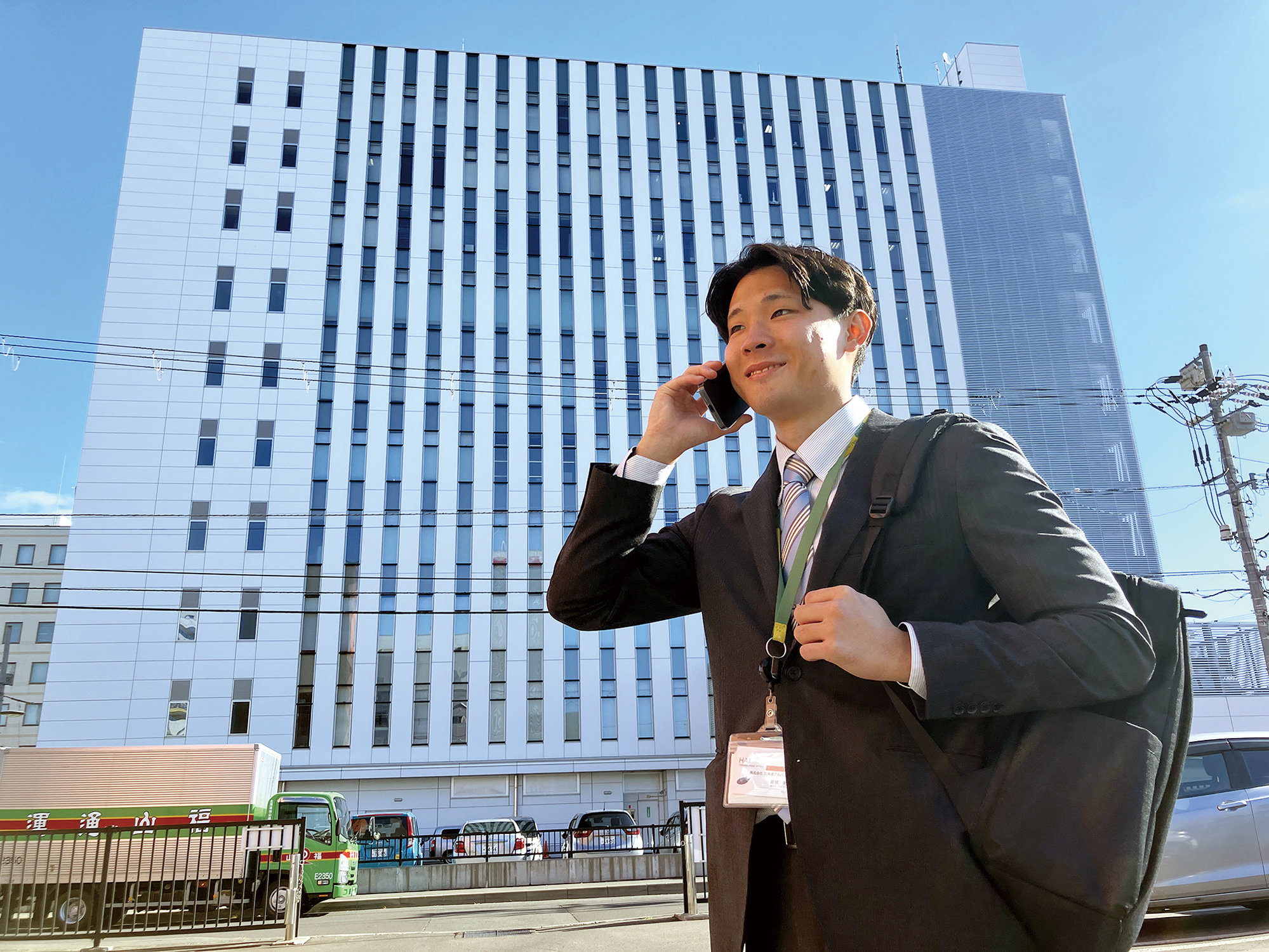 釧路営業所は釧路駅から徒歩5分。釧路市中央図書館が入っている新釧路道銀ビルの9階に事務所があります。晴れている日は町並みや夕日がキレイに見えるロケーションの良さ！仕事の合間に少し癒やされます！