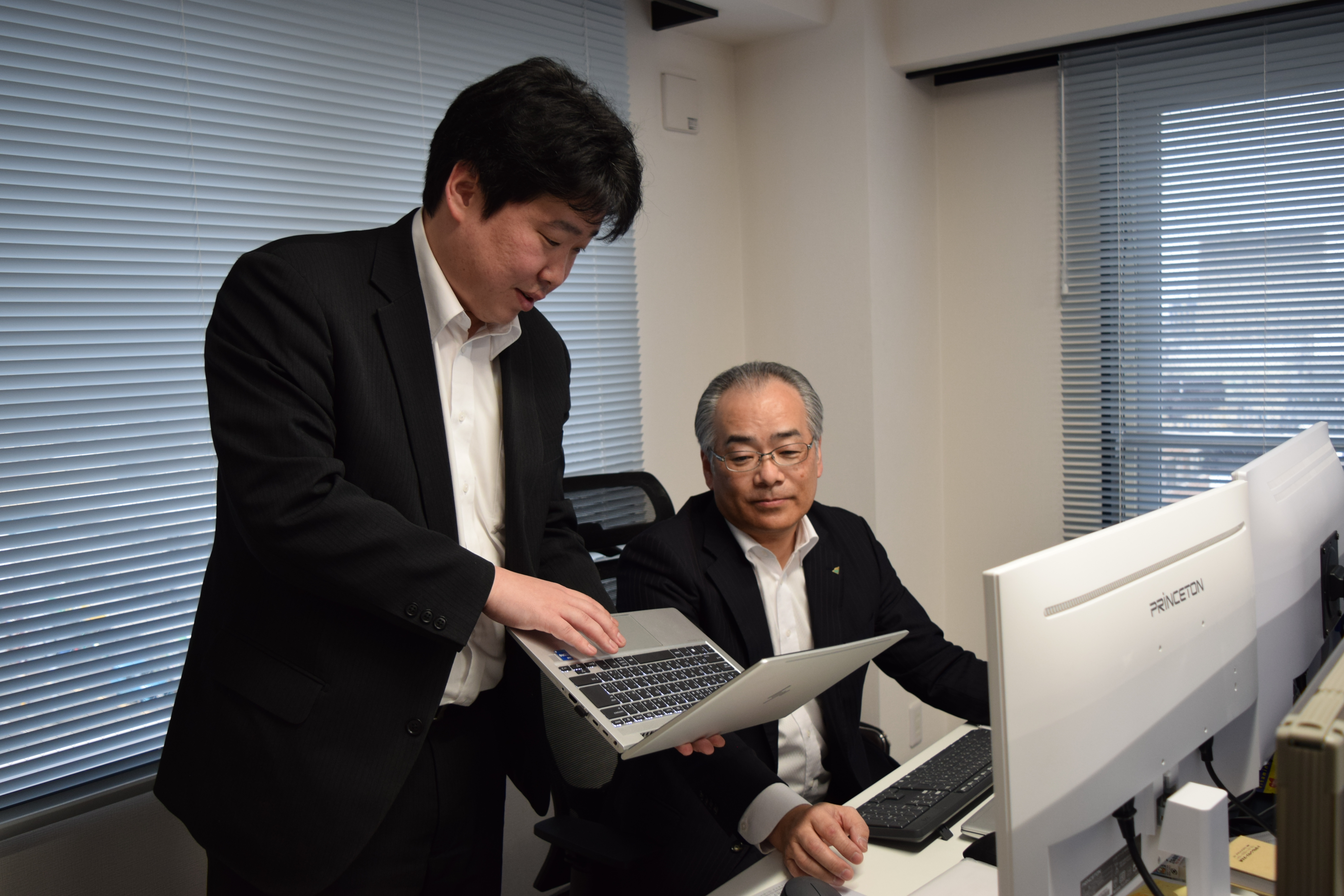 業界も営業も未経験で入社した小林さん。入社時は支店長に同行し、業界についても商材も営業のノウハウも、全て一から教えてもらいました。