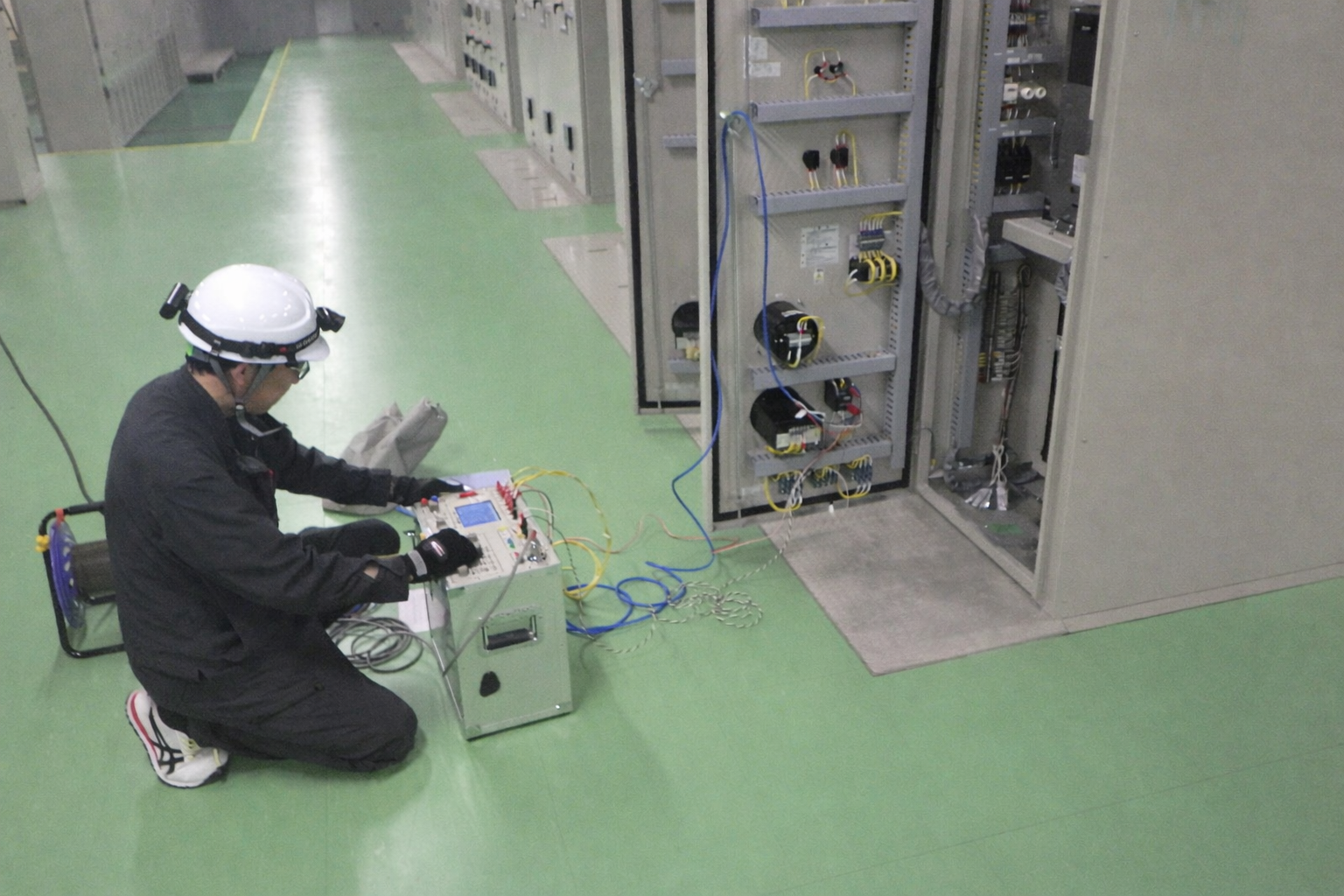 【機械設備の点検】
ほとんどの方が未経験からのスタートですので、機械設備にさわったことが無くても全く問題ありません。チームを組み協力しながら作業しますので、一つ一つ順を追って丁寧にお教えします｡