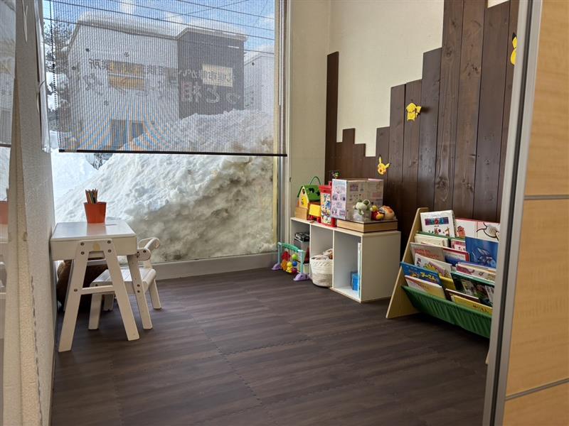 ＜利用者さんといっしょに過ごす共用部の写真＞
お子様連れの相談者様でも安心して相談ができるように、キッズルームを設置しています。