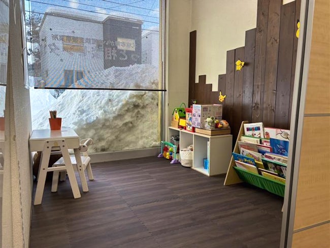 <利用者さんといっしょに過ごす共用部の写真>
お子様連れの相談者様でも安心して相談ができるように、キッズルームを設置しています。