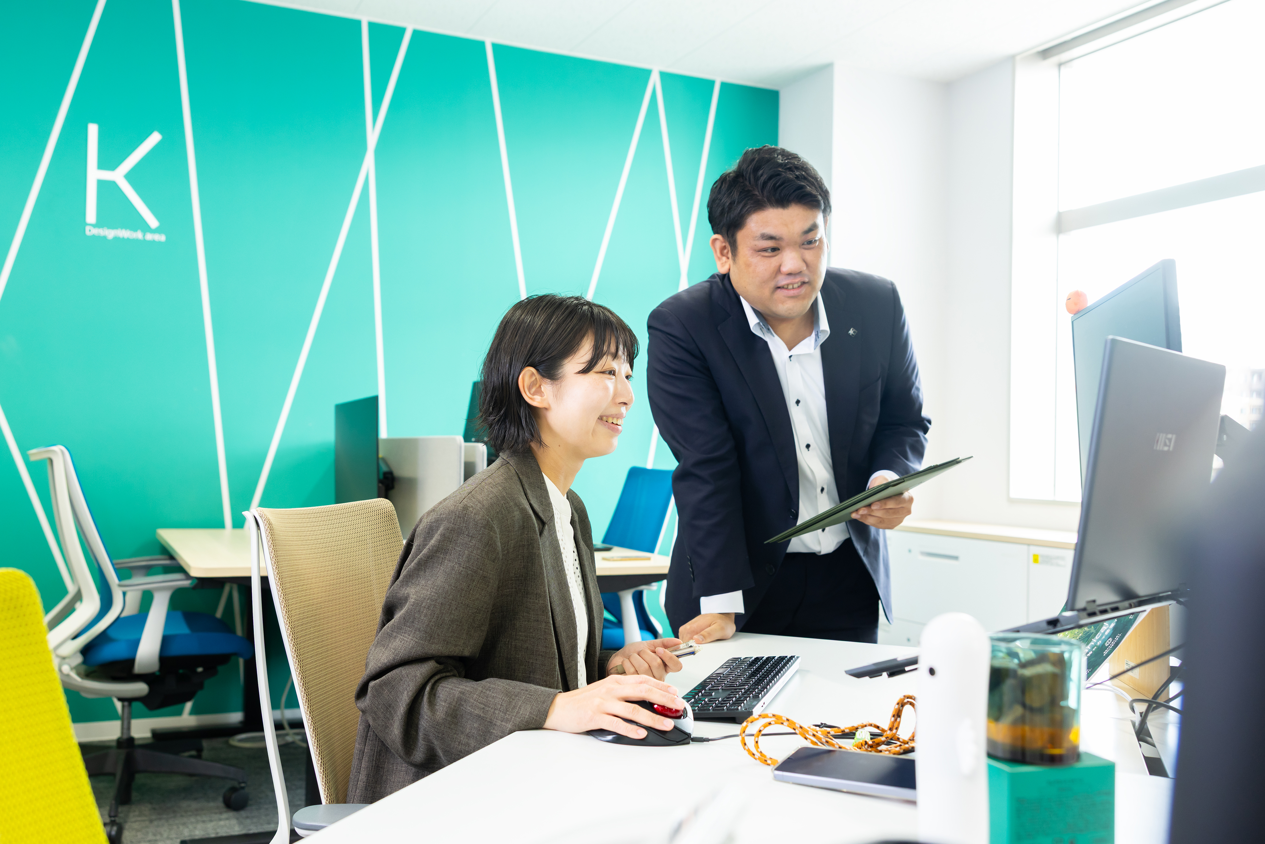 書類や見積の作成、仕入先への発注などが主な事務業務となります。まったく同じオフィスや施設はないので、単調な仕事の繰り返しではなく、案件ごとにはじめて取り扱うものがある面白さがあります。