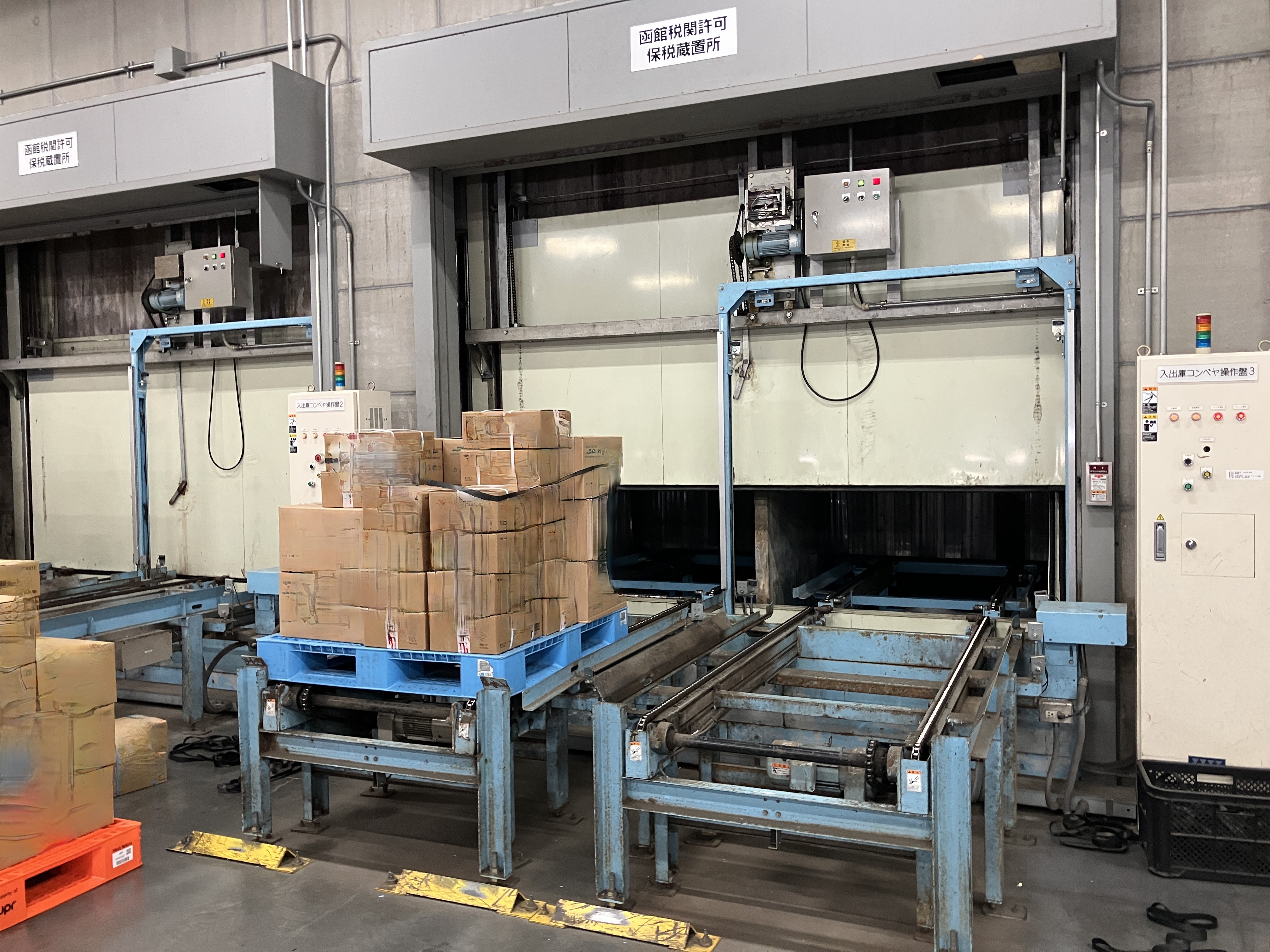 全自動倉庫への出し入れはこちらの入口を使用。全自動倉庫班はフォークリフトを用いて入口まで商品を運ぶだけで、冷凍倉庫内での作業は必要ありません。