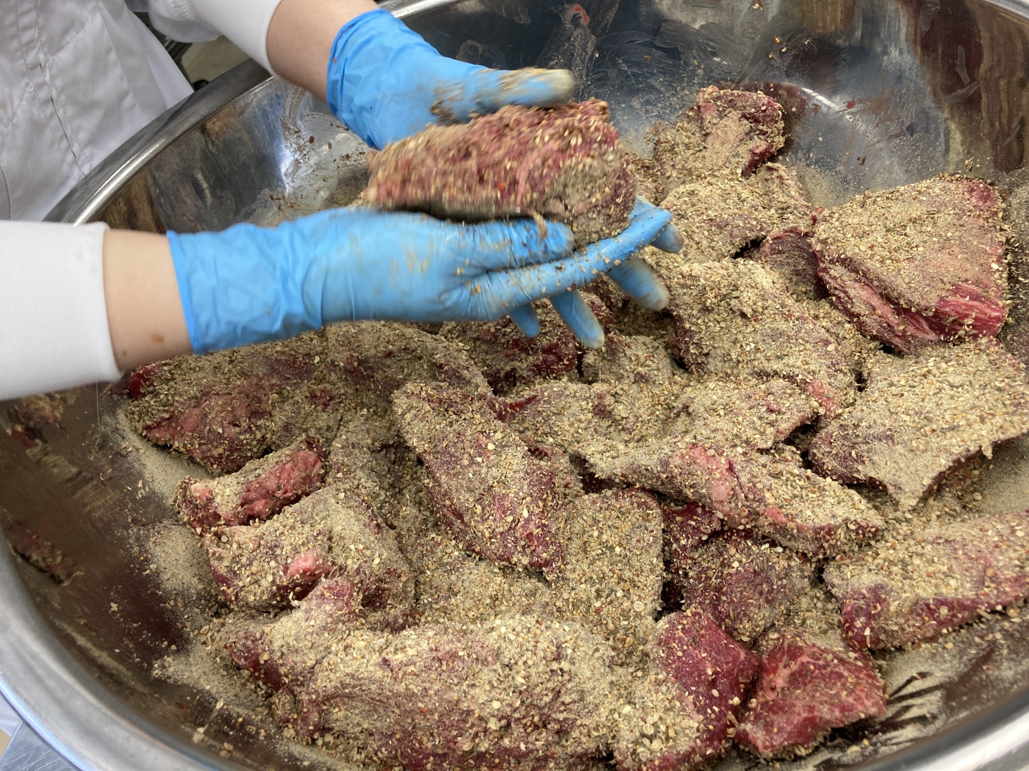 当社では手作りで牛100％ソーセージ、ローストビーフ、ハンバーグステーキなどをふるさと納税や道の駅で販売しています。当社で生産された牛肉の加工品は、化学調味料を使わず、牛肉本来の味が味わえます♪